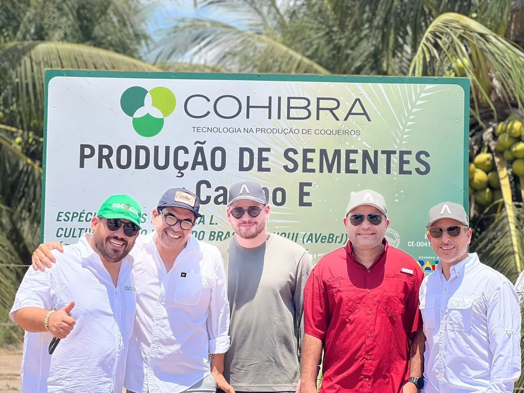 Equipo de Sabana Agro frente al letrero de COHIBRA en Brasil